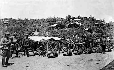 Türk askerleri cephe gerisinde dinlenirken